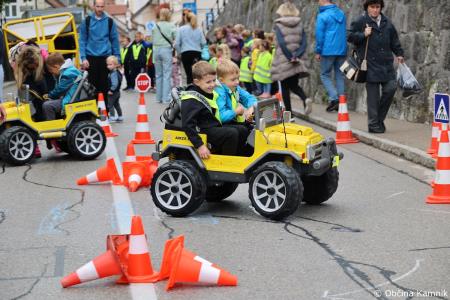 Otroci kamniških šol in vrtcev rajali na Glavnem trgu in se učili o trajnostni mobilnosti (60)